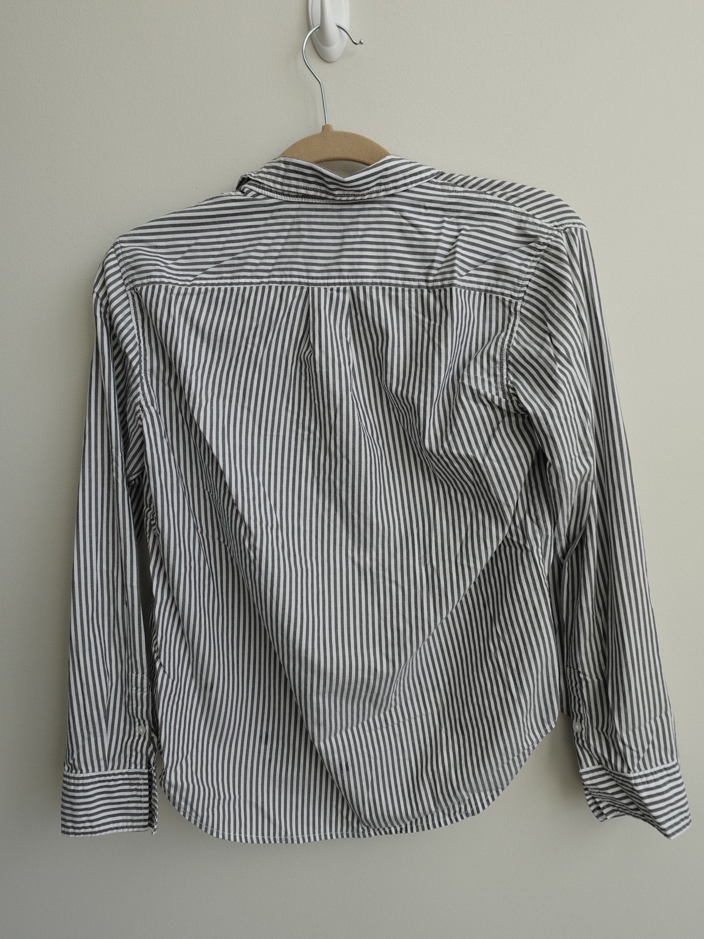 Everlane The Must-Have Shirt in Silky Cotton, Grey/White