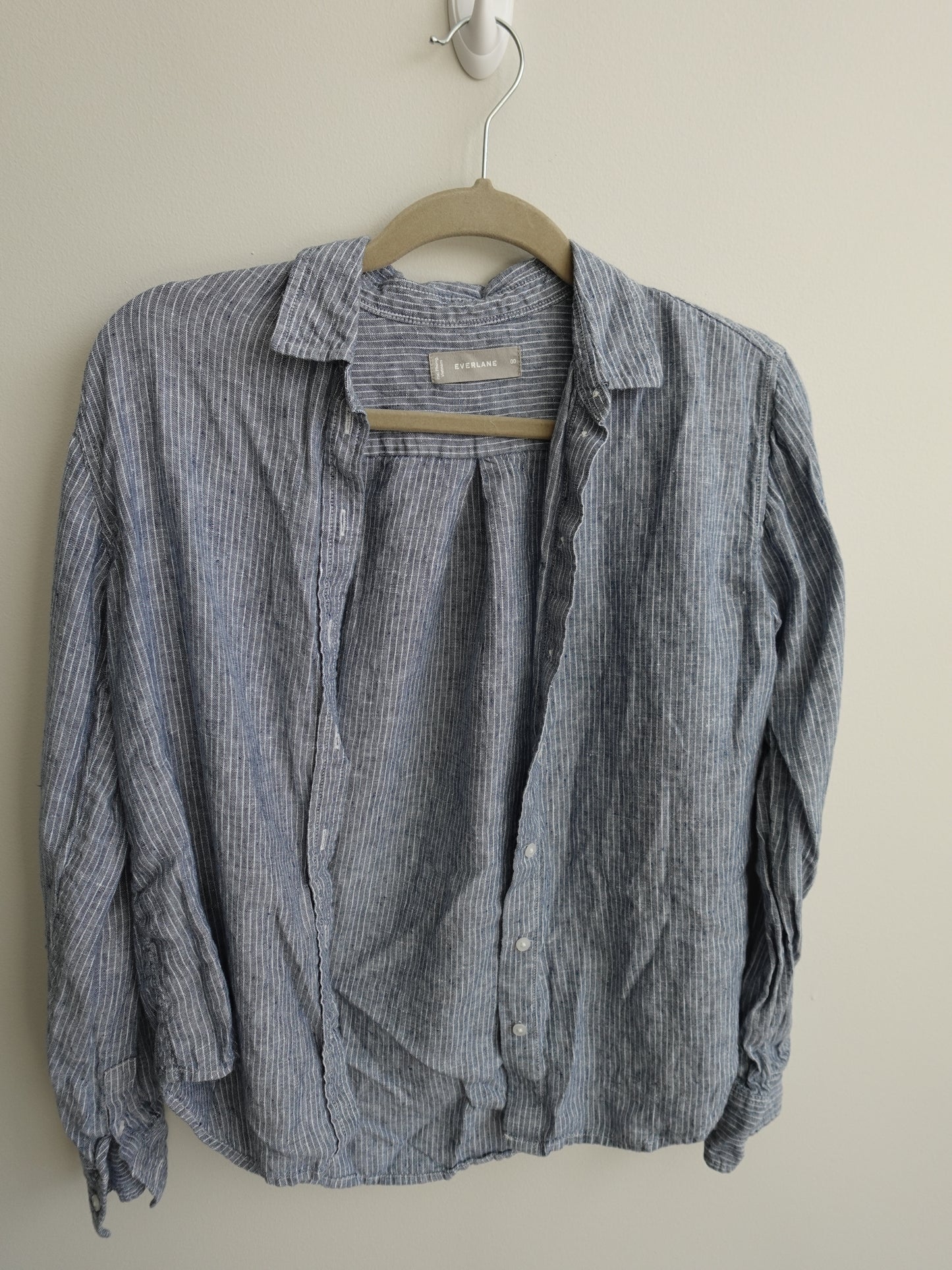 Everlane The Must-Have Shirt in Linen, Blue Pinstripe