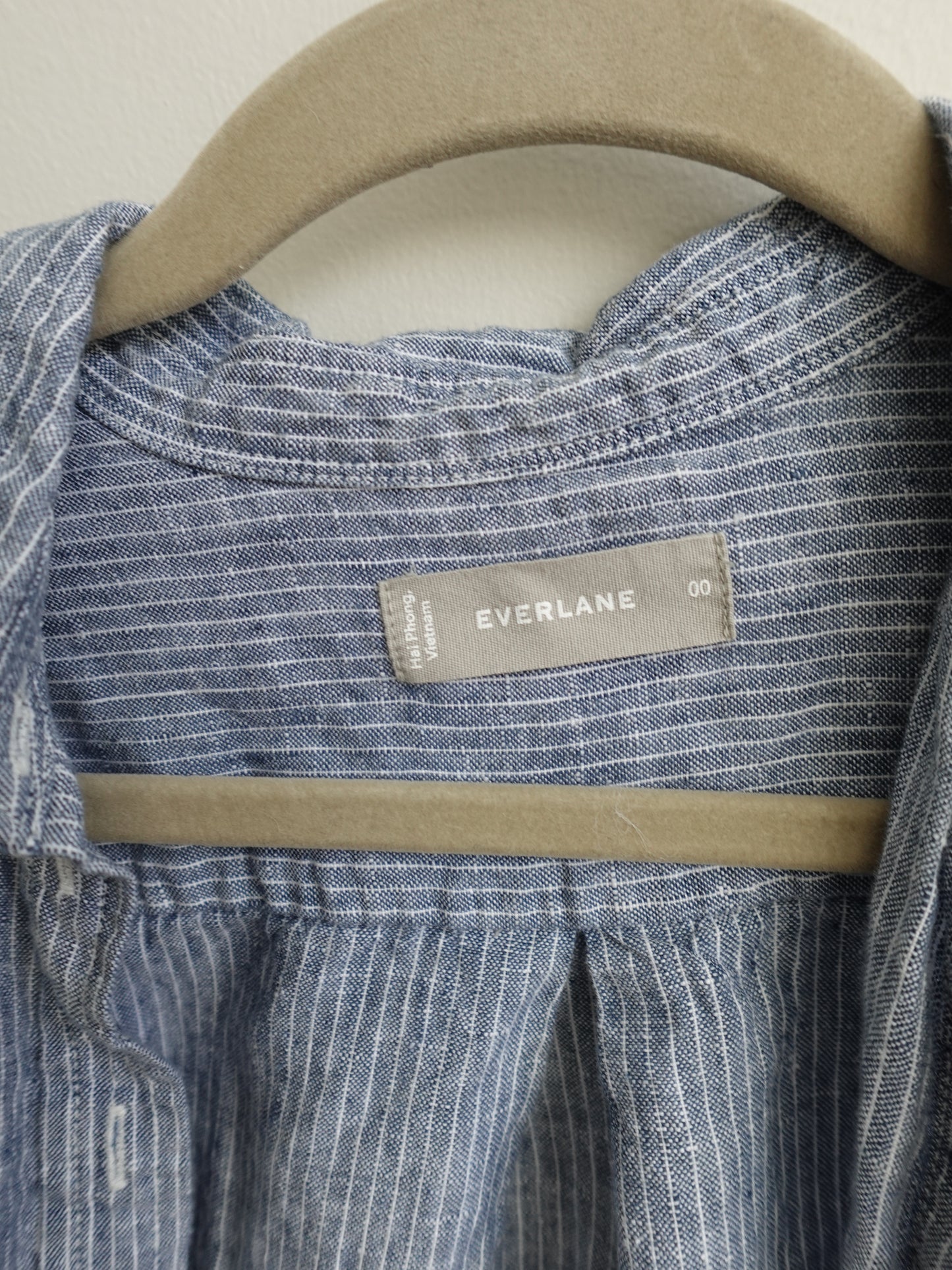 Everlane The Must-Have Shirt in Linen, Blue Pinstripe