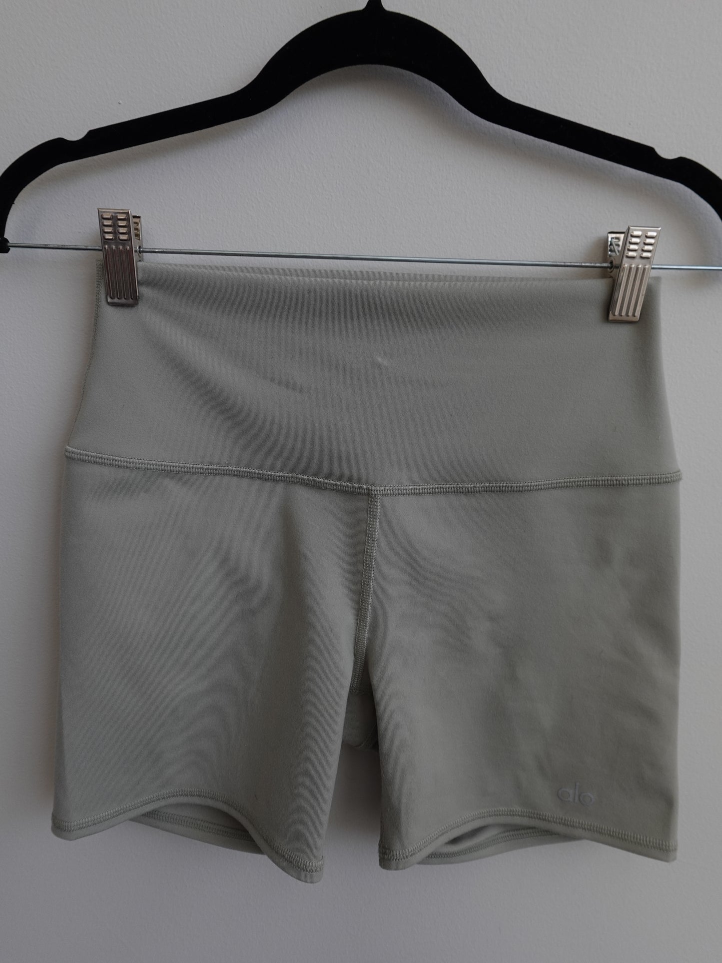 Alo 5" Airbrush High-Waist Biker Short - Limestone